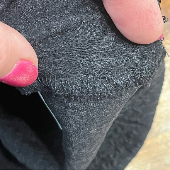 Trina Turk 100% silk black crossover blouse size large - Picture 4 of 9